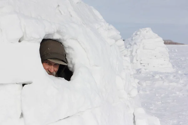 Cabeza de un hombre sentado en un iglú en invierno — Foto de Stock