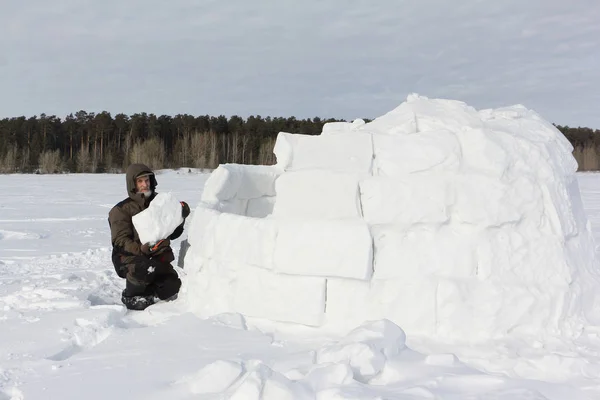 在冬天，人类用雪块盖了一个小木屋 — 图库照片