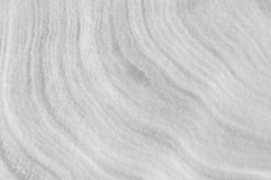 Nehrin donmuş yüzeyinde kar, doğal bir arka plan.