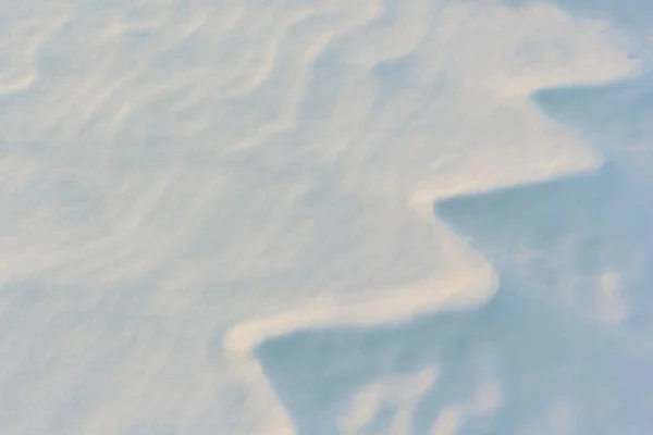 Χιόνι στην παγωμένη επιφάνεια του r iver στο ηλιοβασίλεμα — Φωτογραφία Αρχείου