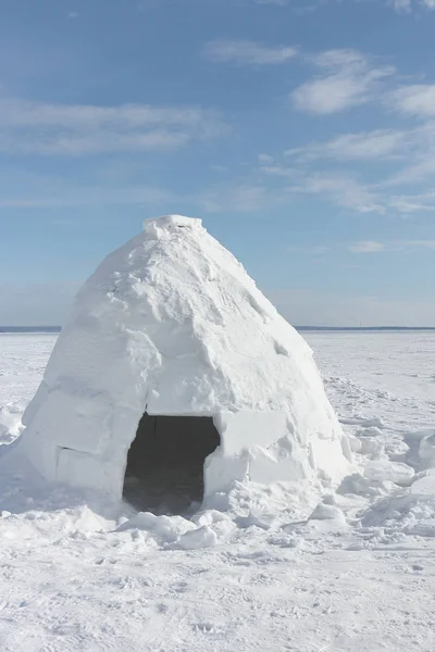 Iglo staande op een besneeuwde glade in de winter, Novosibirsk, Ru — Stockfoto