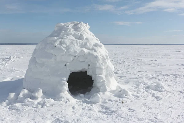 Igloo de pie en un claro nevado en el invierno, Novosibirsk, Ru —  Fotos de Stock