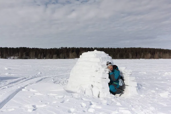 Mujer alegre descansando en un iglú incompleto, Novosibirsk — Foto de Stock