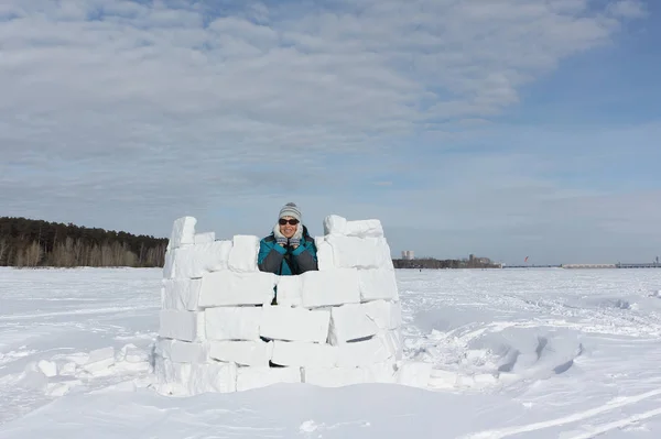 Femme gaie reposant dans un igloo incomplet — Photo