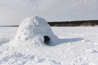 Kışın karlı glade Igloo ayakta