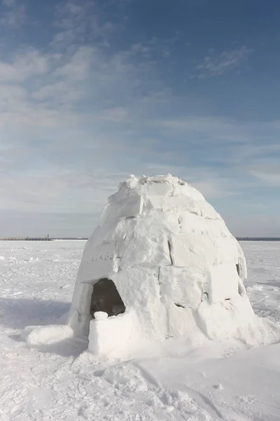 圆顶冰屋站在白雪皑皑的空地在冬天 — 图库照片