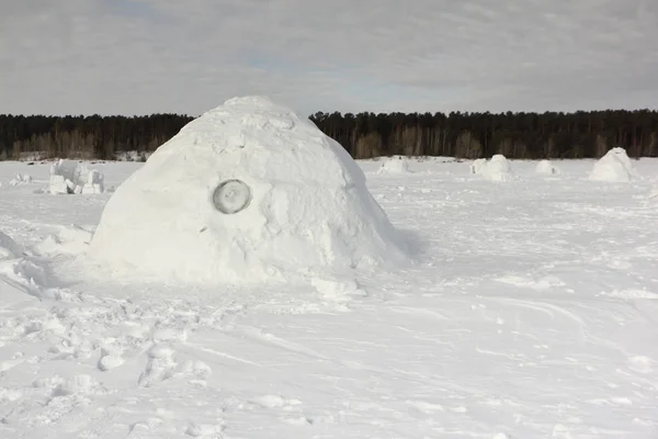 Иглу, стоящего зимой на заснеженном поле — стоковое фото