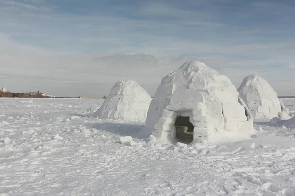 圆顶冰屋站在白雪皑皑的空地在冬天 — 图库照片