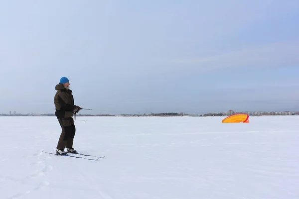 Skilanglauf mit dem Drachen im Schnee — Stockfoto
