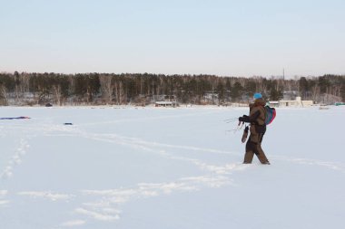 İnsan kışın mavi bir uçurtmayı kontrol eder, Novosibirsk, Rusya