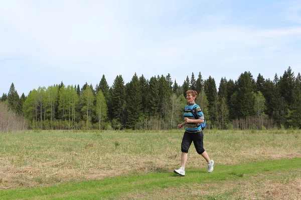 森の小道を走るリュックを持つ女性, Perm, Russia — ストック写真