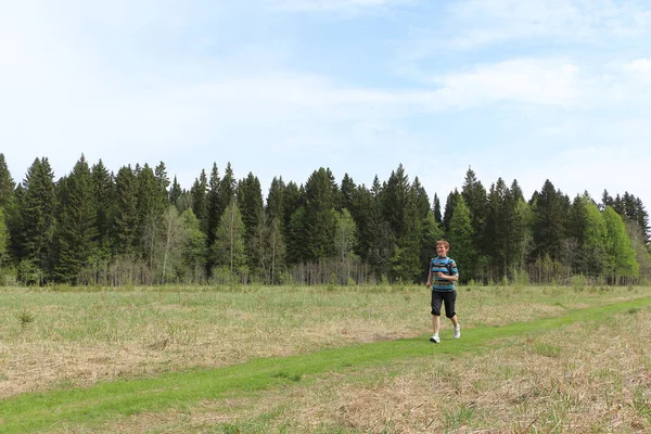 Woman with a backpack running on forest trail, Perm, Russia — Stock Photo, Image