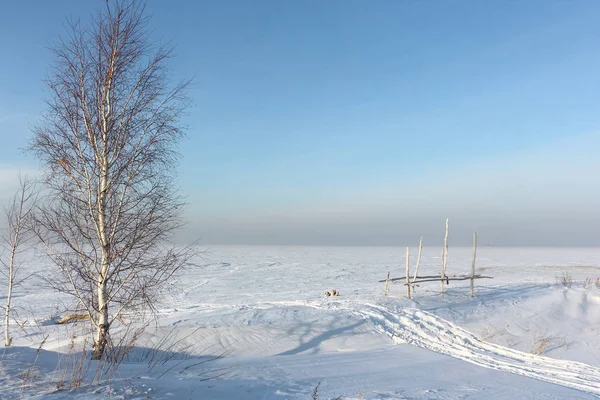 Trail vanaf een sneeuwscooter op het besneeuwde eiland — Stockfoto