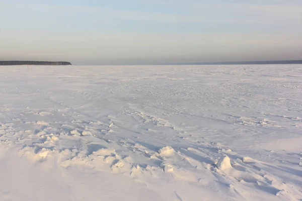 Nieve en el río congelado en invierno, embalse de Ob, Novosibirs —  Fotos de Stock