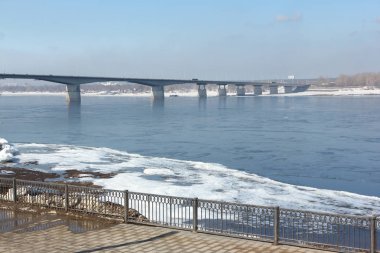 Kama Nehri üzerindeki otomobil köprüsünün görüntüsü, Perm şehri