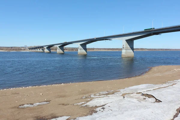 Вид на автомобильный мост через реку Кама, г. Пермь — стоковое фото