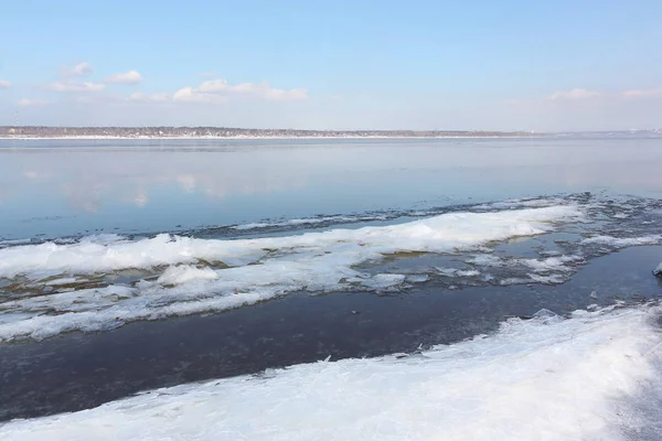 İlkbaharda Kama Nehri manzarası, Perm şehri, Rusya Telifsiz Stok Imajlar