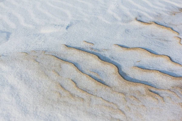 Χιόνι και παγωμένη άμμος δίπλα στο ποτάμι, φυσικό υπόβαθρο — Φωτογραφία Αρχείου