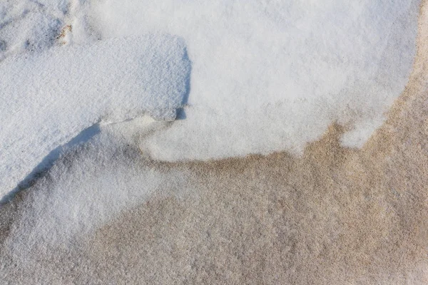 Χιόνι και παγωμένη άμμος δίπλα στο ποτάμι, φυσικό υπόβαθρο — Φωτογραφία Αρχείου