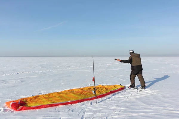 Man slingeren op vlieger op sneeuw, Ob reservoir, Novosibirsk, — Stockfoto