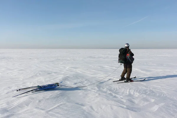 Kyboarder com uma mochila e trenó na superfície de neve — Fotografia de Stock