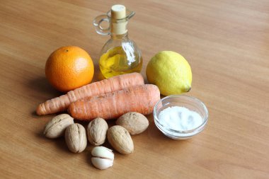 Sebze yağı, portakal, havuç, limon, ceviz, sarımsak, salata için tuz.