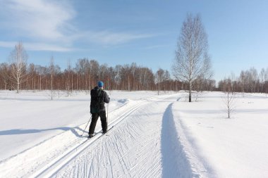 Sırt çantalı bir adam kayak pistinde, Novosibirsk, Rusya