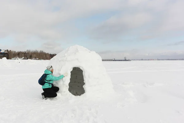 Szczęśliwa Kobieta Budująca Igloo Polanie Śnieżnej Zimą Nowosybirsk Rosja — Zdjęcie stockowe