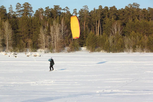 Hombre Dedica Hacer Snowkiting Superficie Nevada Del Embalse Novosibirsk Rusia —  Fotos de Stock