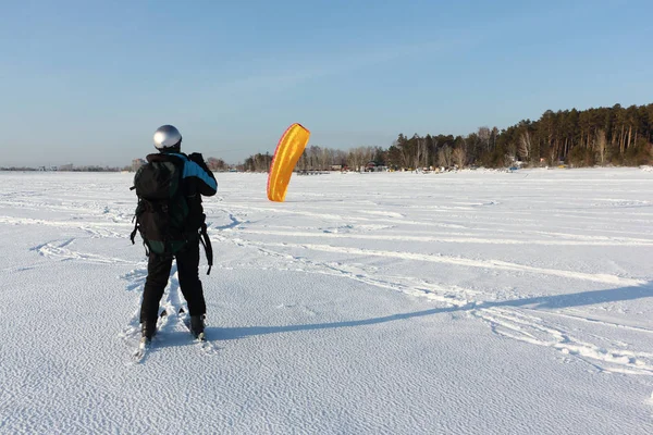 Man Die Een Vlieger Van Het Besneeuwde Oppervlak Van Een — Stockfoto