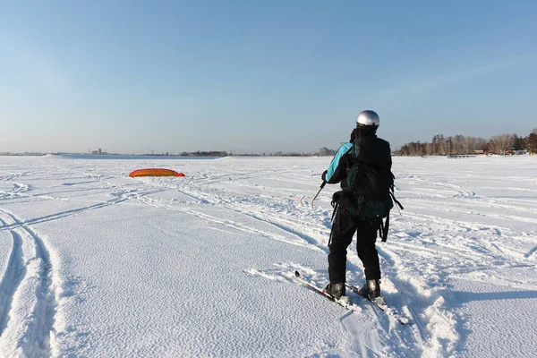 수지의 눈덮인 표면에서 들어올리는 러시아의 노보시비르스크 — 스톡 사진