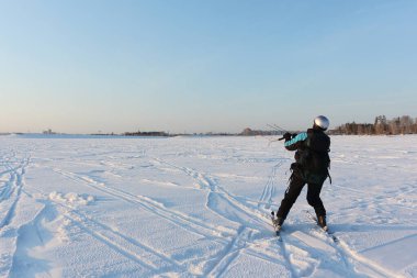 Kiteboardcu kışın elinde bir uçurtma tutuyor, Novosibirsk, Rusya 
