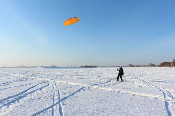 Man Engagerad Snowkiting Frusen Reservoar Novosibirsk Ryssland — Stockfoto