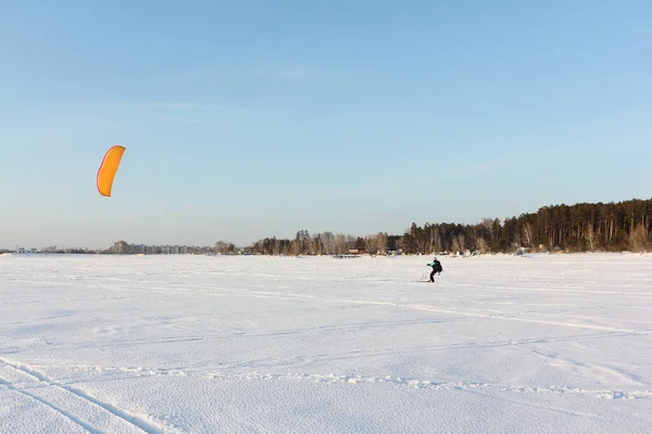 Mens Bezig Met Snowkiting Een Bevroren Reservoir Novosibirsk Rusland — Stockfoto