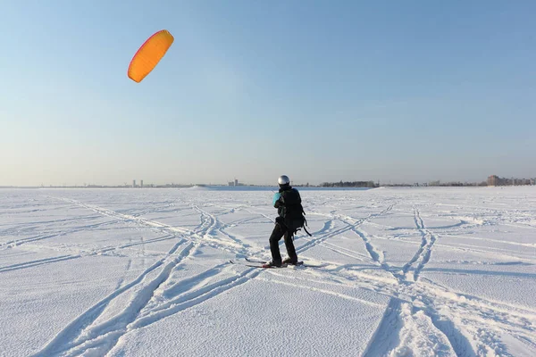 Mens Bezig Met Snowkiting Een Bevroren Reservoir Novosibirsk Rusland — Stockfoto