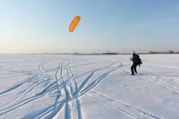 Man Engagerad Snowkiting Frusen Reservoar Novosibirsk Ryssland — Stockfoto