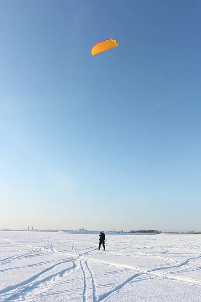 Man Utbildning Snö Kiting Frusen Reservoar Novosibirsk Ryssland — Stockfoto
