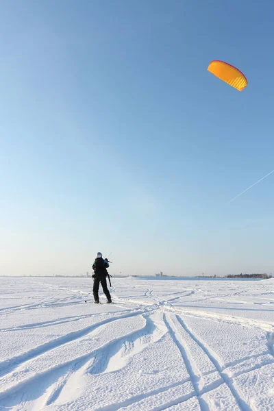 Man Training Snowkiting Bevroren Reservoir Novosibirsk Rusland — Stockfoto