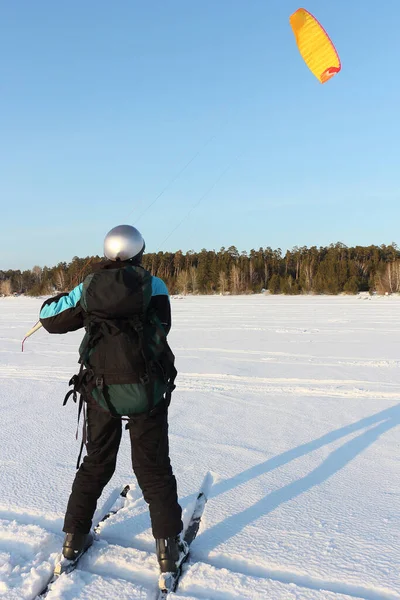 Man Training Snowkiting Bevroren Reservoir Novosibirsk Rusland — Stockfoto