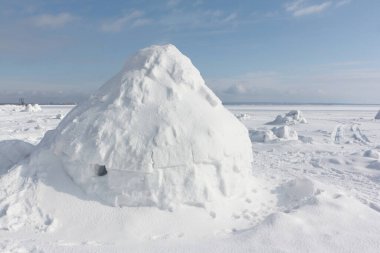 Igloo kışın karlı bir rezervuarın üzerinde duruyor, Novosibirsk, Rusya