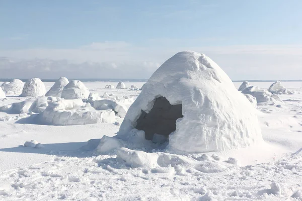 俄罗斯Novosibirsk的Igloo冬季站在一个雪地的水库上 — 图库照片