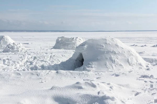 俄罗斯Novosibirsk的Igloo冬季站在一个雪地的水库上 — 图库照片