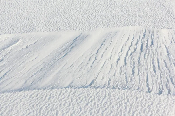 Snowmobile Μονοπάτι Στο Χιόνι Μια Παγωμένη Επιφάνεια Του Ποταμού — Φωτογραφία Αρχείου
