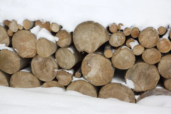 Baumstämme Einem Holzstapel Zum Heizen Eines Hauses Natürlicher Hintergrund Stockbild