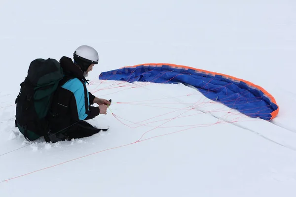 Hombre Sentado Nieve Preparando Una Cometa Para Entrenamiento Embalse Novosibirsk —  Fotos de Stock