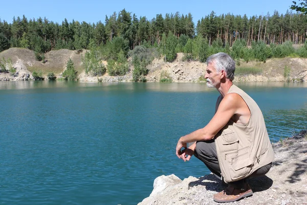 Человек Сидящий Берегу Озера Мраморное Озеро Новосибирская Область Россия — стоковое фото