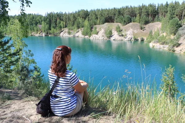 俄罗斯Novosibirsk地区马尔马拉湖 一名身穿条纹T恤衫的妇女坐在湖边 — 图库照片