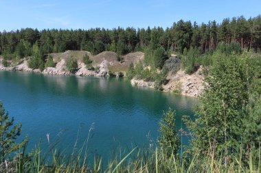 Rusya 'nın Novosibirsk bölgesindeki Abrashino köyündeki eski bir mermer ocağının oradaki yapay göl.