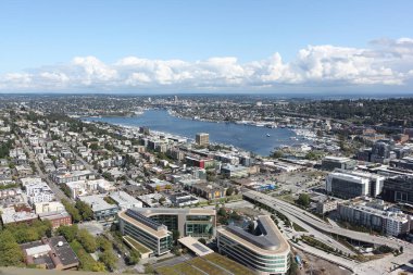 Seattle, ABD - 17 Eylül: Sonbaharda Space Needle 'ın tepesinden Lake Union' un görüntüsü. 17 Eylül 2019 'da Seattle, ABD' de çekildi.