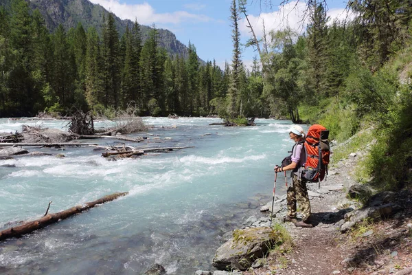 Sırt çantalı bir kadın turist Kucherla Nehri, Altai Dağları, Altai Cumhuriyeti, Rusya